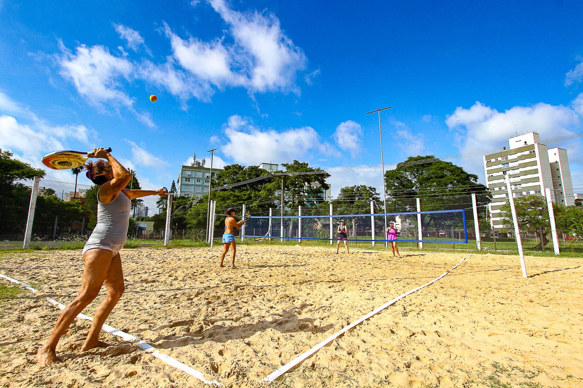 Quais cidades brasileiras se destacam na prática de beach tennis?